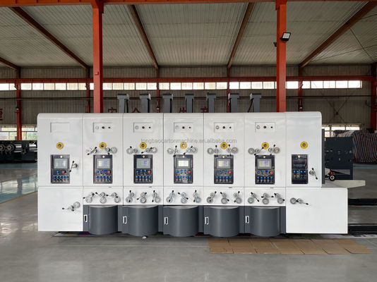 Macchina automatica per la fabbricazione di scatole di cartone per la stampa a fessura e per il taglio a stampo in un solo passo