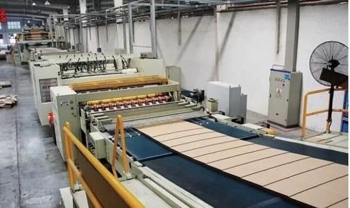 5 Ply Macchina di cartone ondulato a flauto completamente automatica per scatole di cartone ondulato