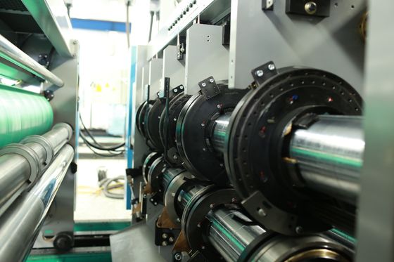 Migliora il tuo processo di imballaggio con la nostra macchina automatica per la fabbricazione di scatole di cartone ondulato