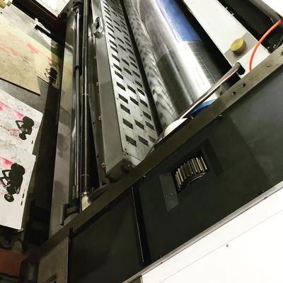 Migliora il tuo processo di imballaggio con la nostra macchina automatica per la fabbricazione di scatole di cartone ondulato